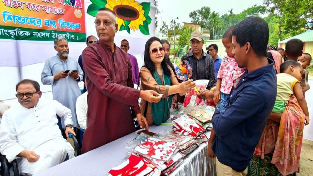 নববর্ষে ঠাকুরগাঁওয়ে সুবিধাবঞ্চিত শিশুরা পেল নতুন জামা