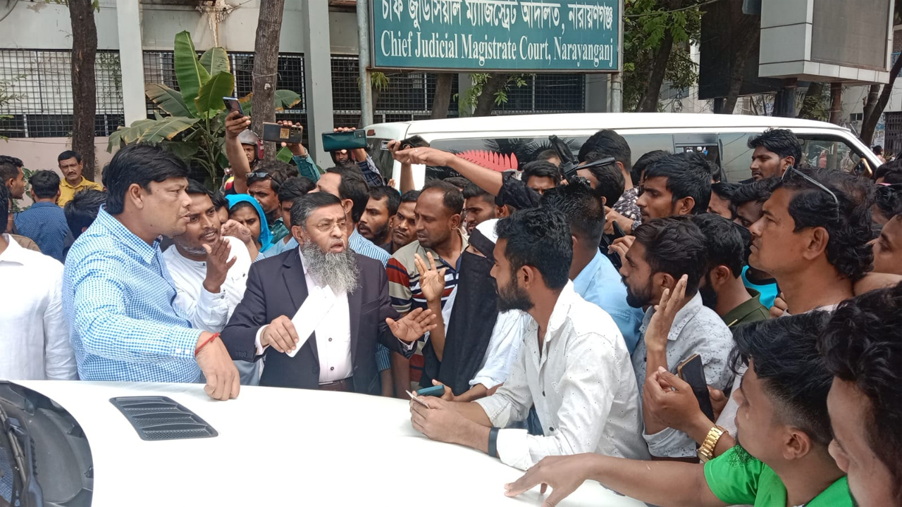 নারায়ণগঞ্জে বিকেএমইএর সভাপতি মো: হাতেমকে হেনস্থা