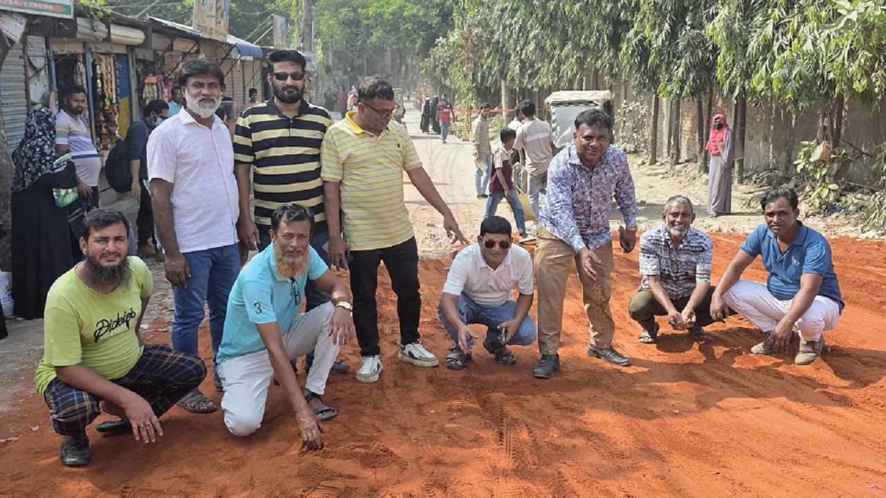 নারায়ণগঞ্জে সড়ক সংস্কার করলেন চেম্বার অব কর্মাসের পরিচালক রিয়াদ চৌধুরী