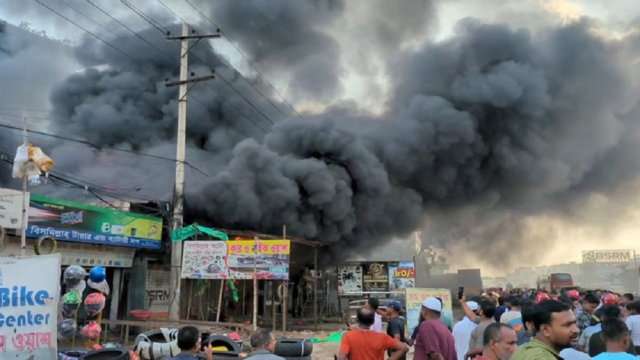 সিদ্ধিরগঞ্জে কেমিক্যাল গোডাউনে আগুন