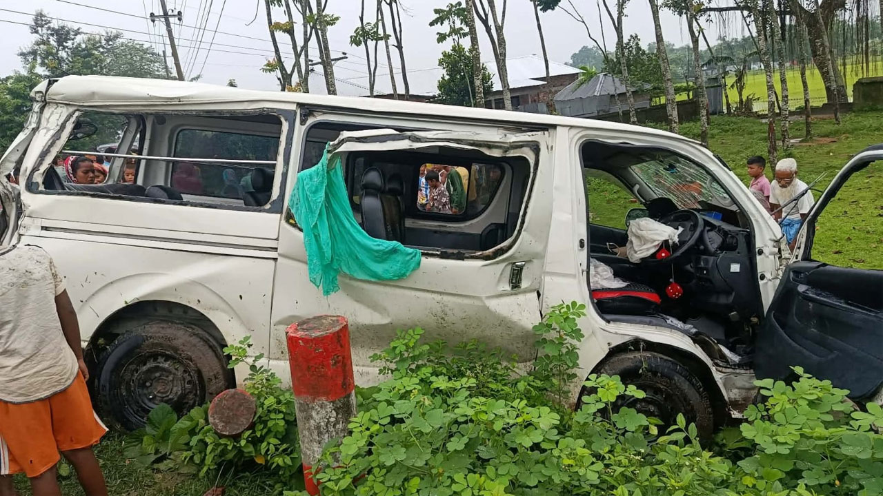 মাইক্রোবাস নিয়ন্ত্রণ হারিয়ে খাদে পড়ে গেছে