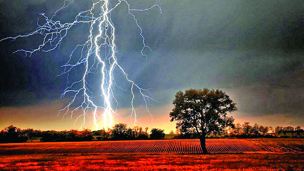বজ্রপাতে শারীরিক ক্ষতি ও করণীয়