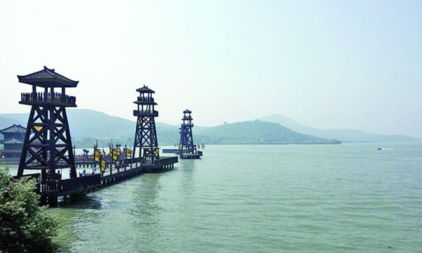 তাই  হ্রদের কথা  : নিকো হক