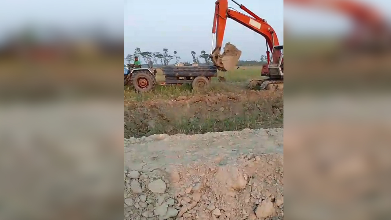 সুবর্ণচরে কৃষি জমি কেটে অবৈধ মাটি বিক্রি