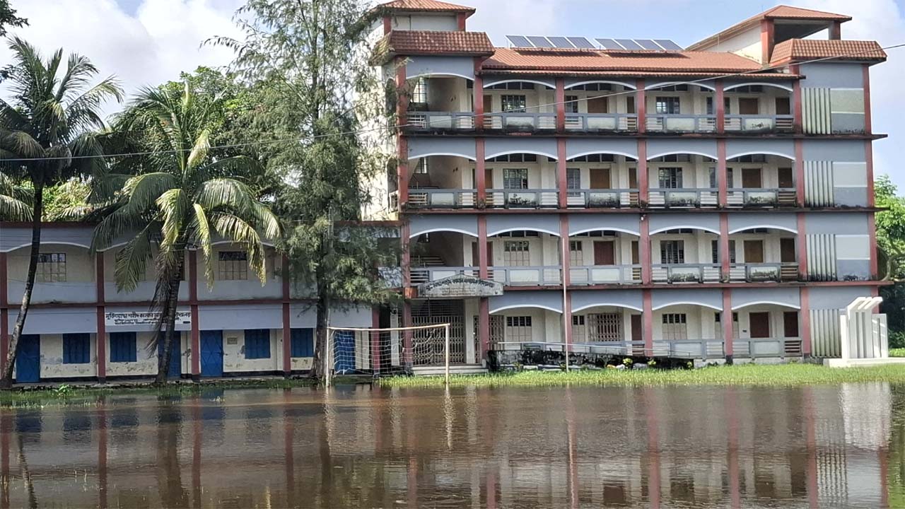 পানি নামছে ধীর গতিতে