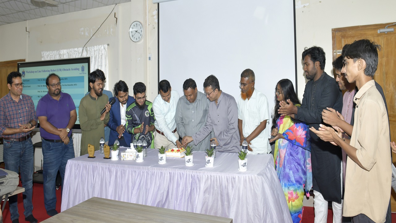 নোবিপ্রবিতে ‘লাইন ফলোয়িং রোবট অবস্ট্যাকল অ্যাভয়েডিং রোবট’ শীর্ষক কর্মশালা