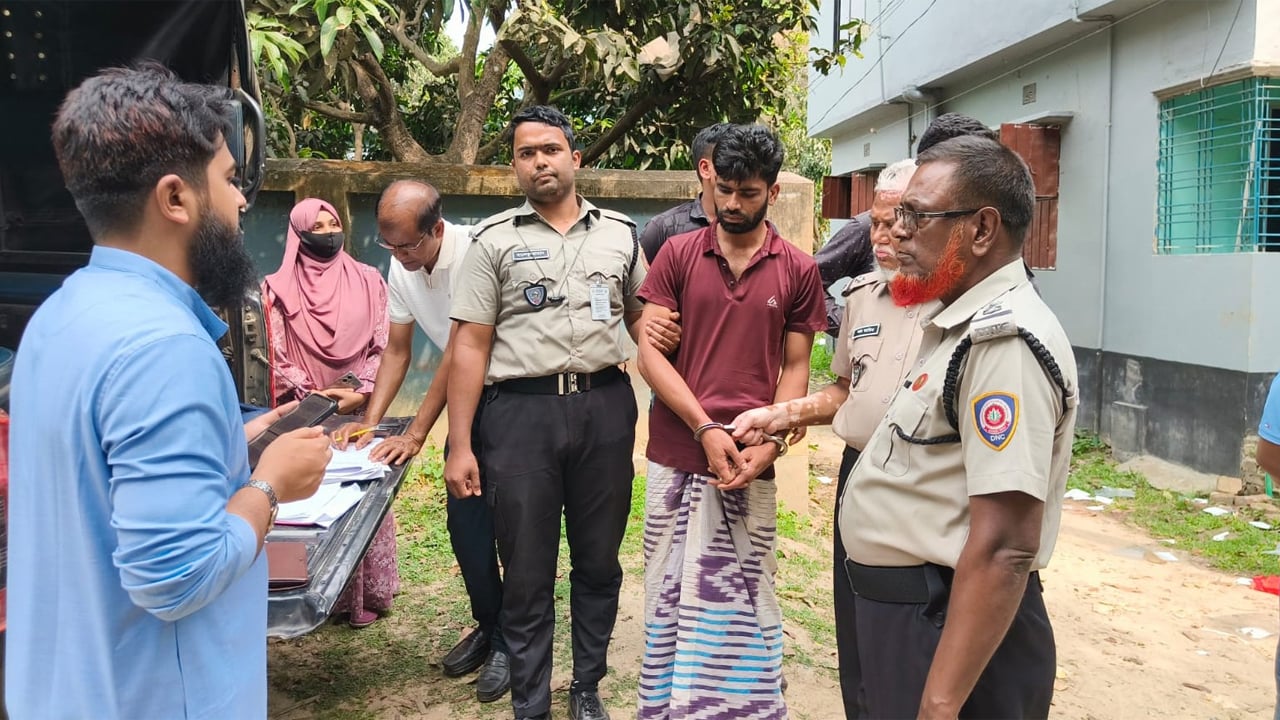 নেশাগ্রস্ত ছেলেকে আদালতে তুলে দেন বাবা