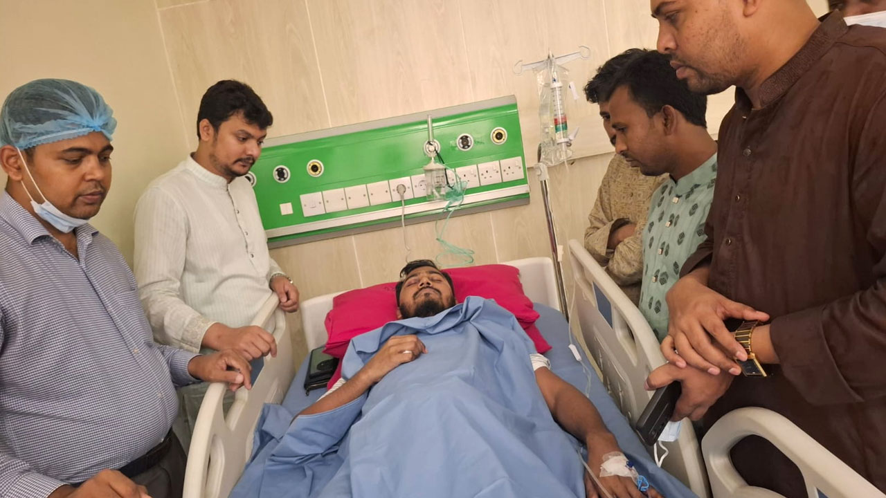 হাসপাতালে চিকিৎসধীন নুর