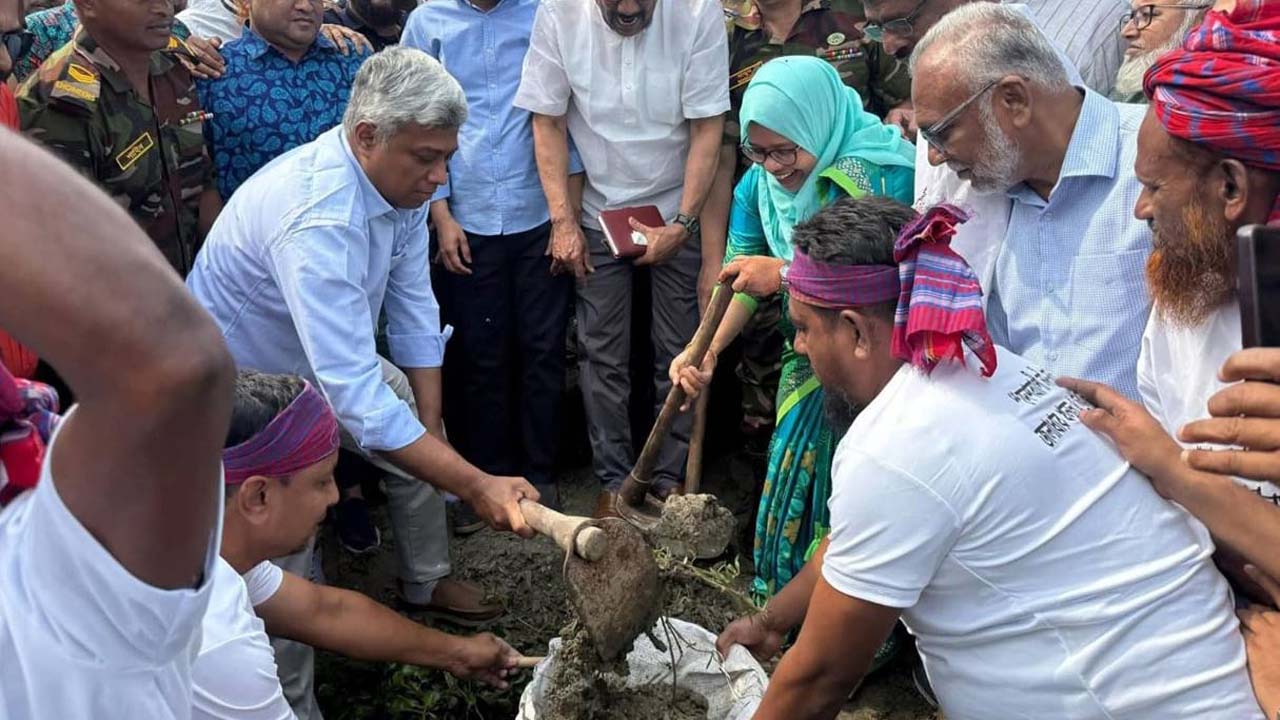 প্রতিমন্ত্রী অনিন্দ্য ইসলাম অমিত বুড়ুলি খাল পুনঃখননের উদ্বোধন শেষে একটি কৃষ্ণচুড়া গাছের চারা রোপন করেন