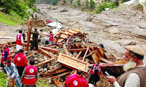 আফগানিস্তানের নুরিস্তান প্রদেশে আকস্মিক বন্যার পর ধ্বংসযজ্ঞে উদ্ধারকর্মীদের তল্লাশি অভিযান চালাতে দেখা যাচ্ছে  : ইন্টারনেট