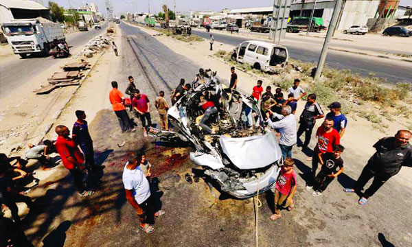 মধ্য গাজার দেইর আল-বালাহে ইসরাইলি হামলায় ক্ষতিগ্রস্ত একটি যানবাহনের ঘটনাস্থল পরিদর্শন করছেন ফিলিস্তিনিরা  : ইন্টারনেট