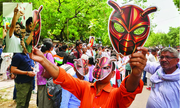 তেলাপোকা জনতা পার্টির সমর্থকরা নয়াদিল্লিতে বিক্ষোভ চলাকালীন তেলাপোকার মুখোশ পরিধান ও প্রদর্শন করে : ইন্টারনেট