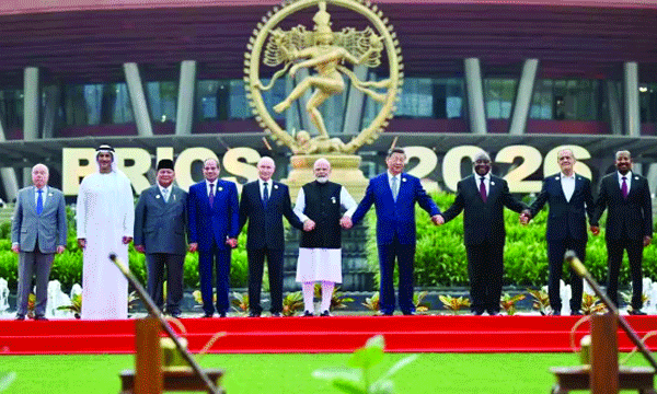 ভারতের নতুন দিল্লির ভারত মণ্ডপমে ব্রিকস সম্মেলন ২০২৬-এর অনুষ্ঠানে হাত ধরে বিশ্ব ঐক্যের বার্তা দিচ্ছেন সদস্য দেশগুলোর শীর্ষ নেতারা: ইন্টারনেট