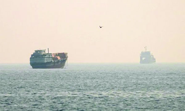 ওমানের মুসান্দাম থেকে দৃশ্যমান হরমুজ প্রণালীর জাহাজগুলো  : ইন্টারনেট