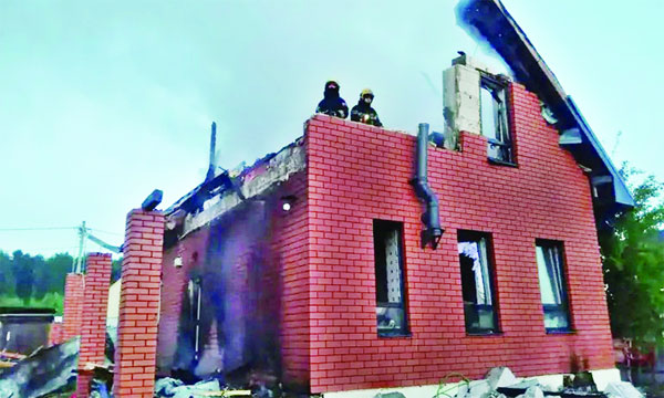 মস্কো অঞ্চলের অজ্ঞাত স্থানে বিমান হামলায় ক্ষতিগ্রস্ত একটি বাড়িতে রাশিয়ান উদ্ধারকর্মীদের কাজ করতে দেখা যাচ্ছে	: ইন্টারনেট