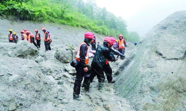 নেপালের রাসুয়ায় আকস্মিক বন্যা ও ভূমিধসের পর ‘ত্রিশুলি-৩এ’ জলবিদ্যুৎ প্রকল্পের সুড়ঙ্গের কাছে অভিযান চালাচ্ছেন উদ্ধারকর্মীরা : ইন্টারনেট