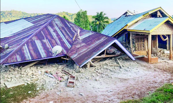 ৭.৭ মাত্রার শক্তিশালী ভূমিকম্পের পর ইন্দোনেশিয়ার ফ্লোরেস দ্বীপের ক্ষতিগ্রস্ত কয়েকটি বাড়িঘর  : ইন্টারনেট