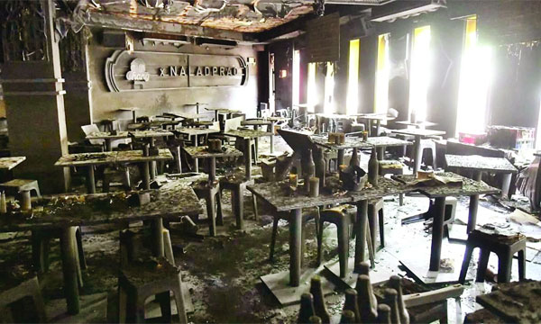 ব্যাংককের চাতুচাক জেলার ‘রং বিয়ার না লাত প্রাও’ বারে ভয়াবহ অগ্নিকাণ্ডের পর পুড়ে যাওয়া আসবাবপত্র  : ইন্টারনেট