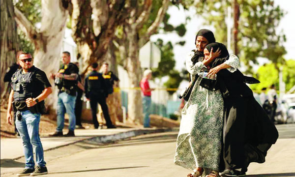 দক্ষিণ ক্যালিফোর্নিয়ার ইসলামিক সেন্টার অব সান ডিয়েগোতে গোলাগুলির ঘটনার পর আতঙ্কিত দুই নারী  : ইন্টারনেট