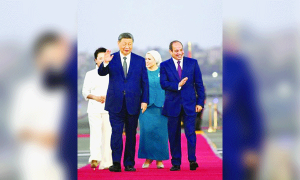 কায়রো আন্তর্জাতিক বিমানবন্দরে চীনের প্রেসিডেন্ট শি জিনপিং ও তাঁর স্ত্রী পেং লিউয়ানকে লালগালিচা সংবর্ধনা জানাচ্ছেন মিসরের প্রেসিডেন্ট আবদেল ফাত্তাহ আল-সিসি এবং ফার্স্ট লেডি ইন্তিসার আল-সিসি	: ইন্টারনেট
