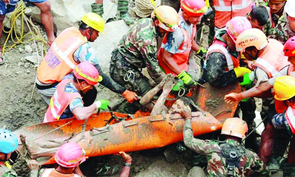 নেপালের রাসুয়ায় ত্রিশূলী-৩এ জলবিদ্যুৎ প্রকল্পের সুড়ঙ্গে আটকে পড়া এক শ্রমিককে  উদ্ধার করে নিয়ে যাচ্ছেন সেনাসদস্যরা  : ইন্টারনেট