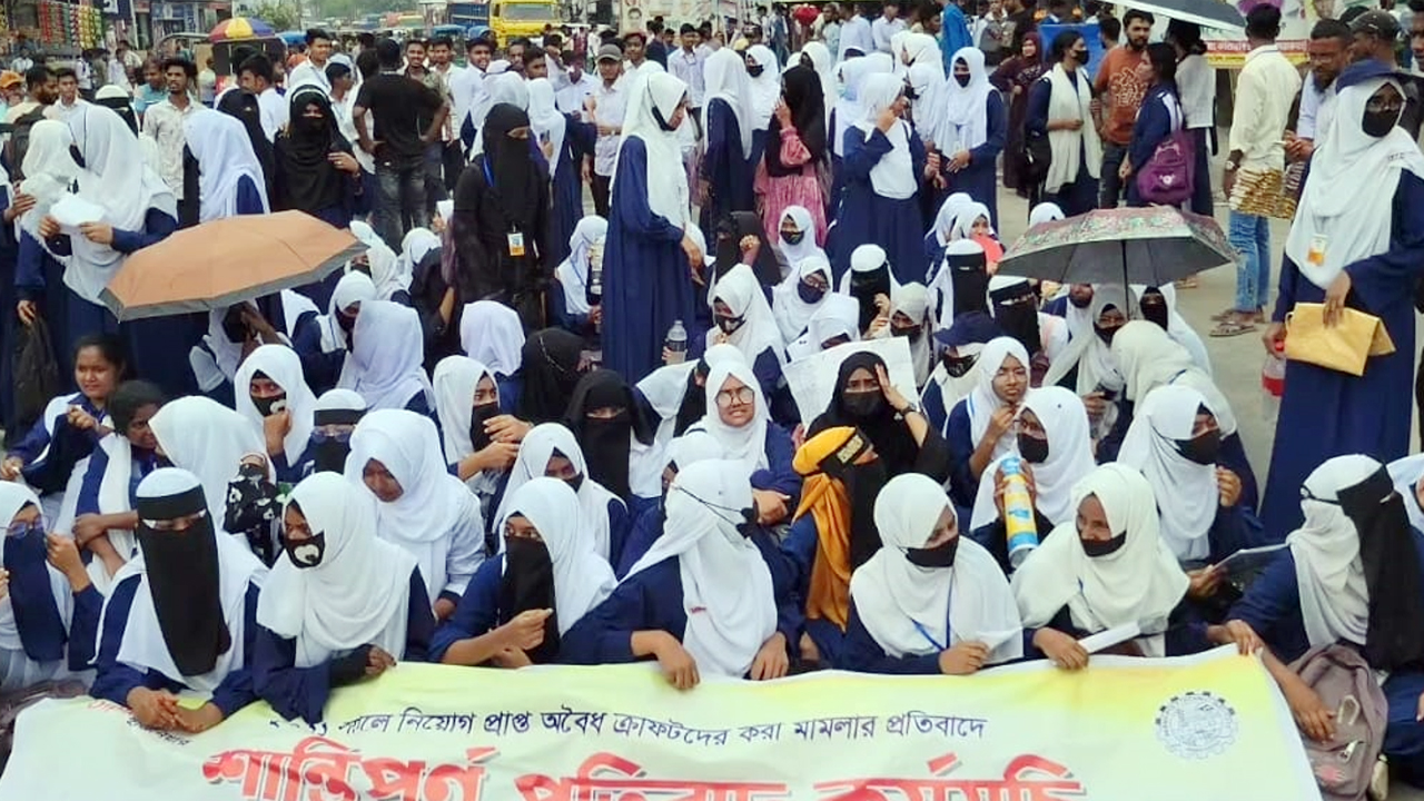ঢাকা-পাবনা মহাসড়ক অবরোধ করে বিক্ষোভ করছে শিক্ষার্থীরা
