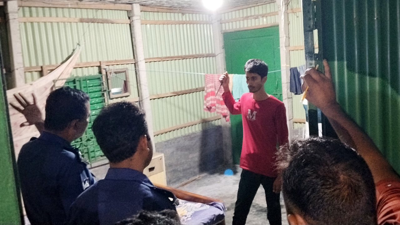 ঘাতক ছেলেকে আটক করেছে পুলিশ