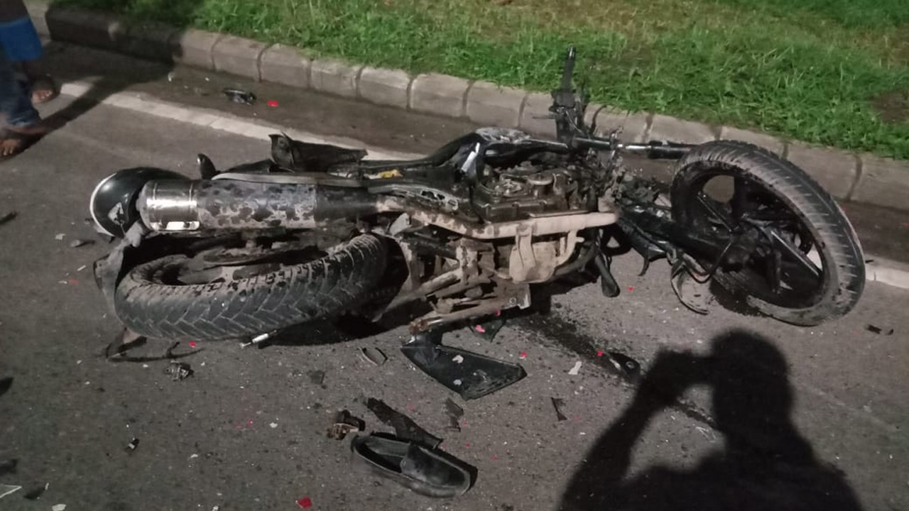 দুর্ঘটনার শিকার মোটরসাইকেল