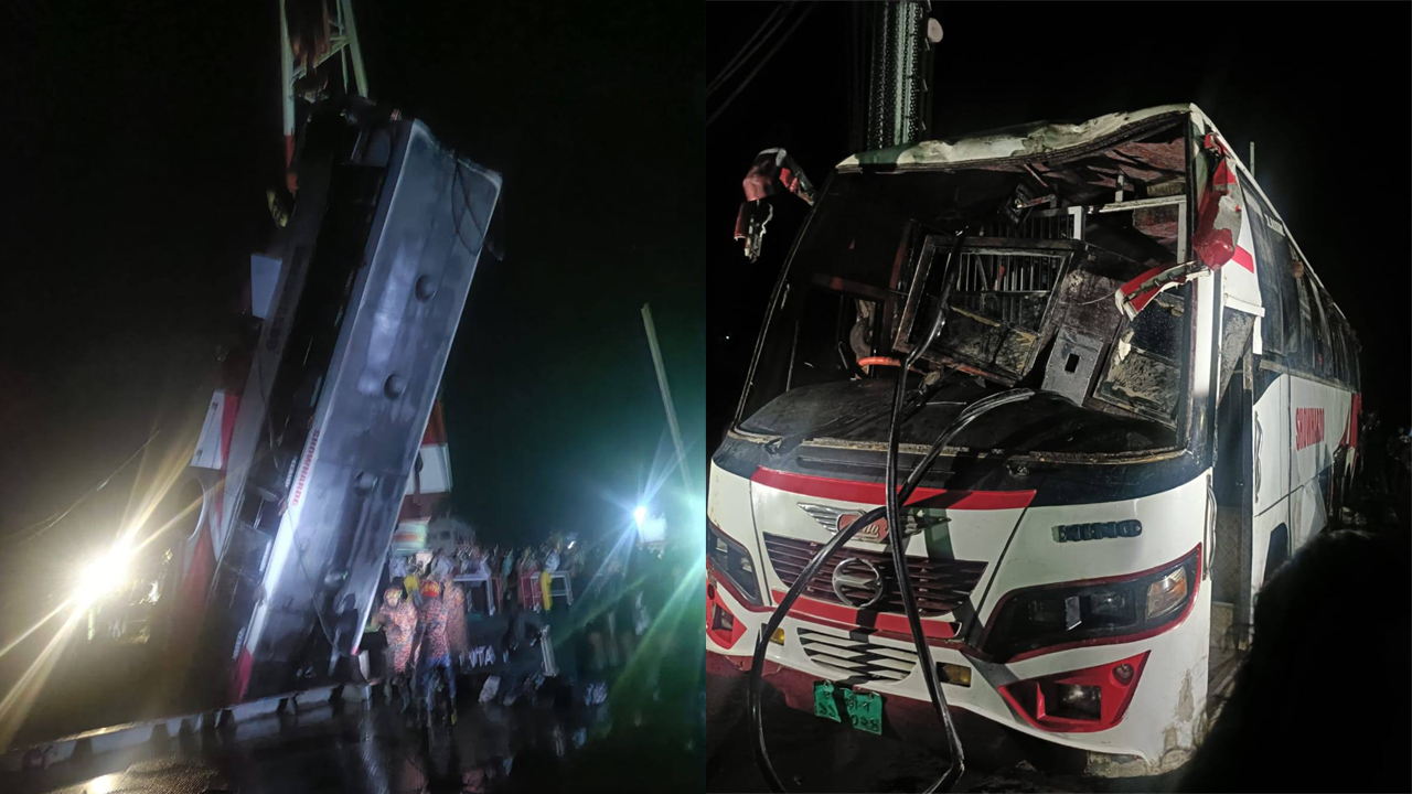 উদ্ধারের পর দুর্ঘটনাকবলিত বাস