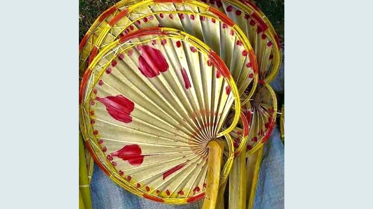 তাল পাতার তৈরি হাতপাখা