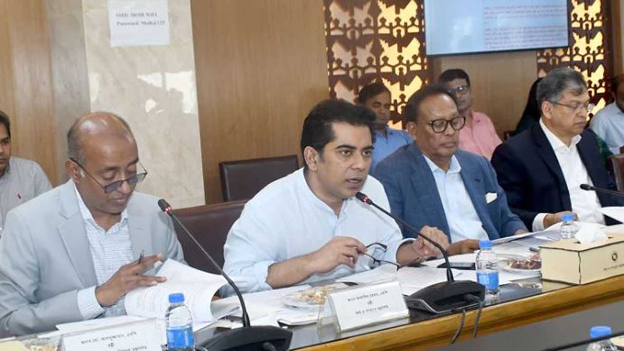 ডিআরইউর প্রতিষ্ঠাবার্ষিকী উপলক্ষে আয়োজিত অনুষ্ঠানে বক্তব্য রাখছেন তথ্য ও সম্প্রচার মন্ত্রী আন্দালিভ রহমান