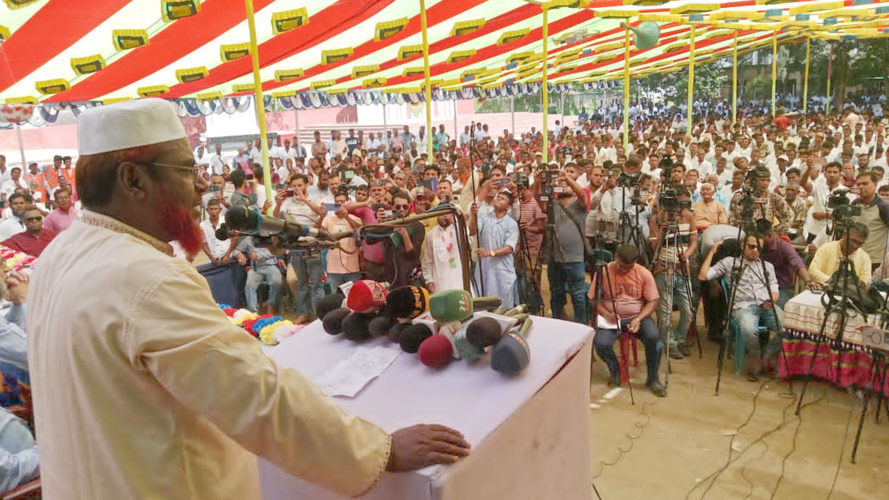 হিন্দু সম্মেলনে বক্তব্য দিচ্ছেন অধ্যাপক মিয়া গোলাম পরওয়ার