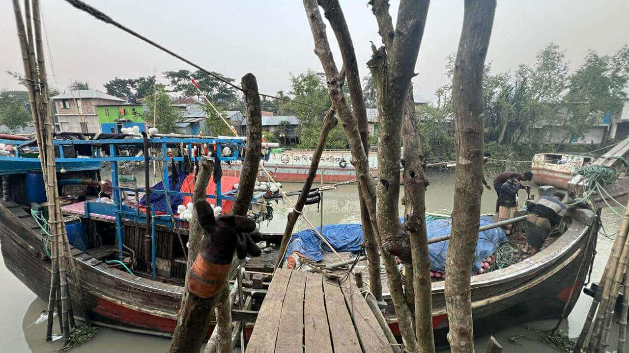 সমুদ্রে মাছ ধরার ট্রলার