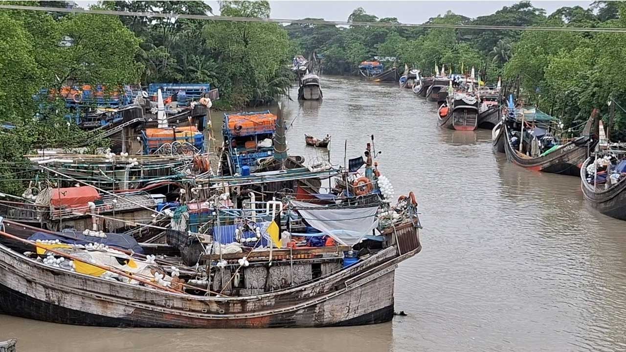 পাথরঘাটা মৎস্যবন্দর এলাকায় খালের মধ্যে নোঙর করে রাখা মাছ ধরা ট্রলার