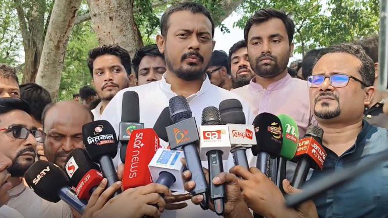 বেনাপোলের সাদিপুরে ভারত থেকে পুশইনের প্রতিবাদে সীমান্ত পরিদর্শন করেন নাসীরুদ্দীন পাটওয়ারী