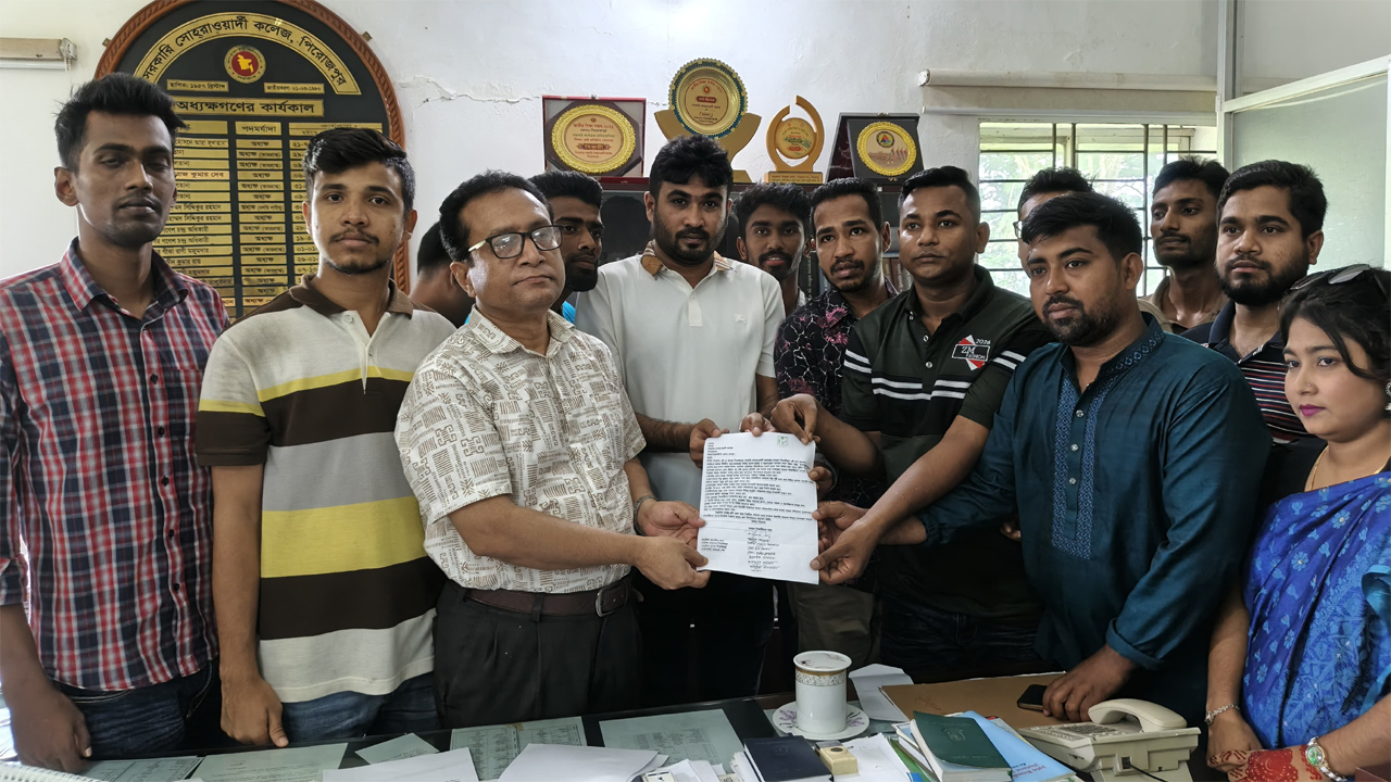 পিরোজপুর সোহরাওয়ার্দী কলেজে ১০ দফা দাবিতে অধ্যক্ষকে শিক্ষার্থীদের স্মারকলিপি দেয়া হয়