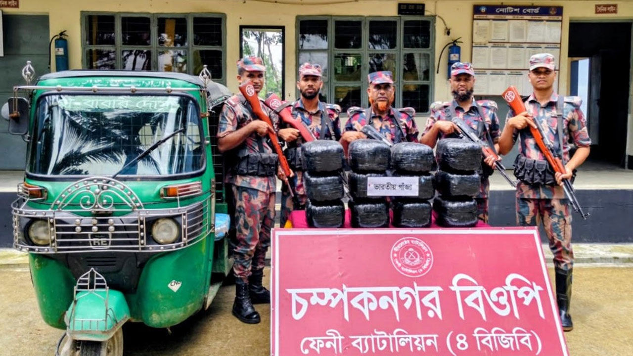 ফেনীতে ভারতীয় গাঁজাসহ সিএনজি অটোরিকশা জব্দ
