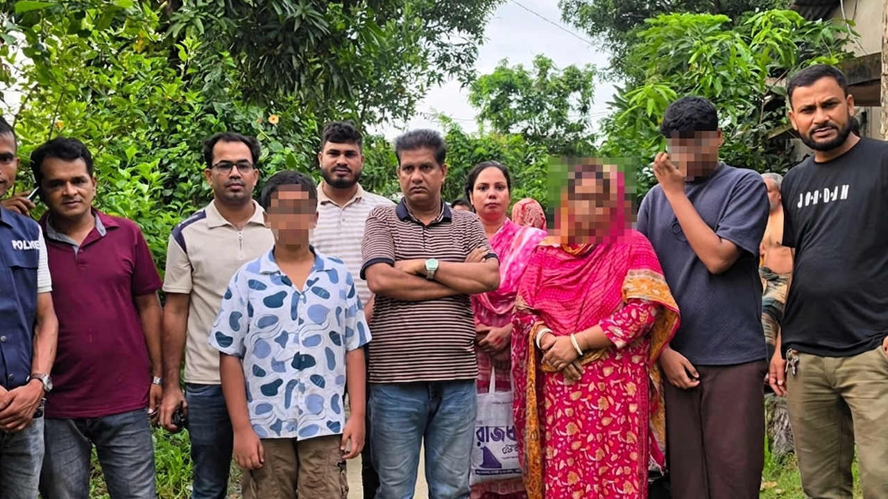 পরিবারসহ আটক চাঁদপুরের এস কে জুয়েলার্স অ্যান্ড শিল্পালয়ের স্বত্বাধিকারী পিন্টু দাস