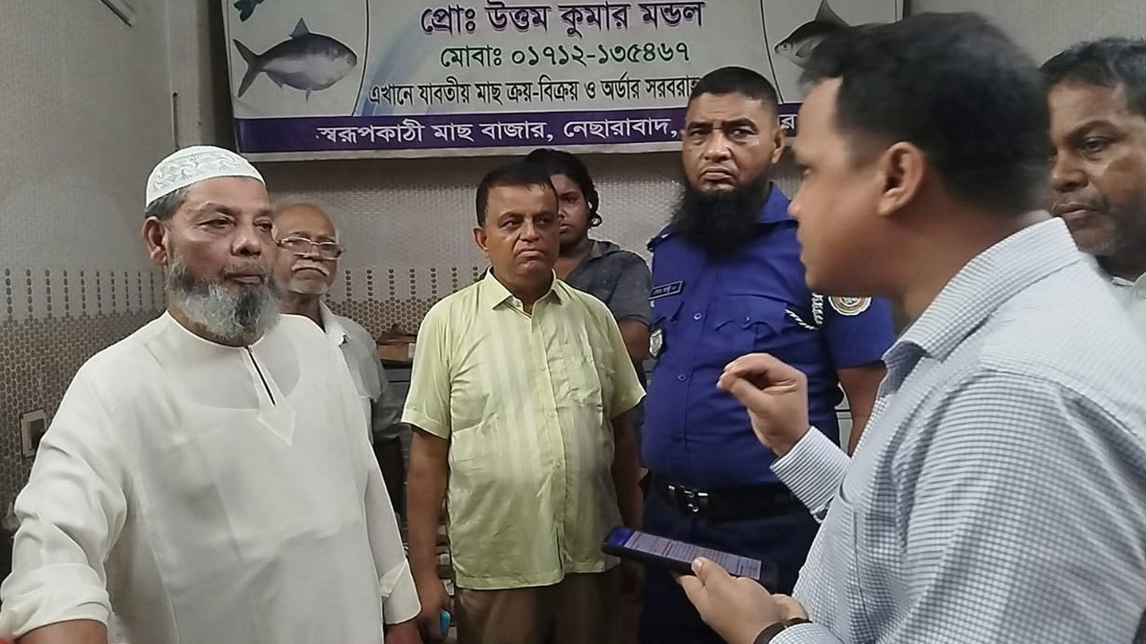 চিংড়িতে জেলি পুশ করায় আড়তদারকে জরিমানা করেছে ভ্রাম্যমাণ আদালত