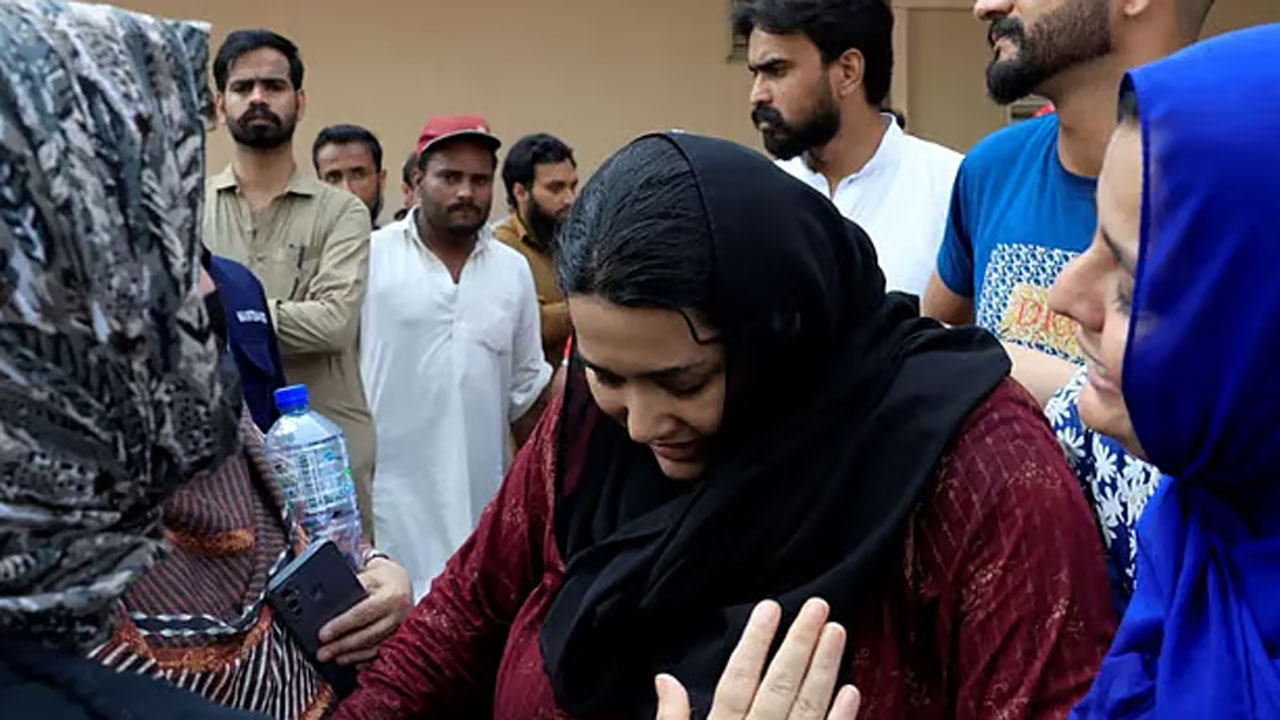 আগুনে সন্তান হারানো এক মাকে সান্ত্বনা দিচ্ছেন স্বজনরা
