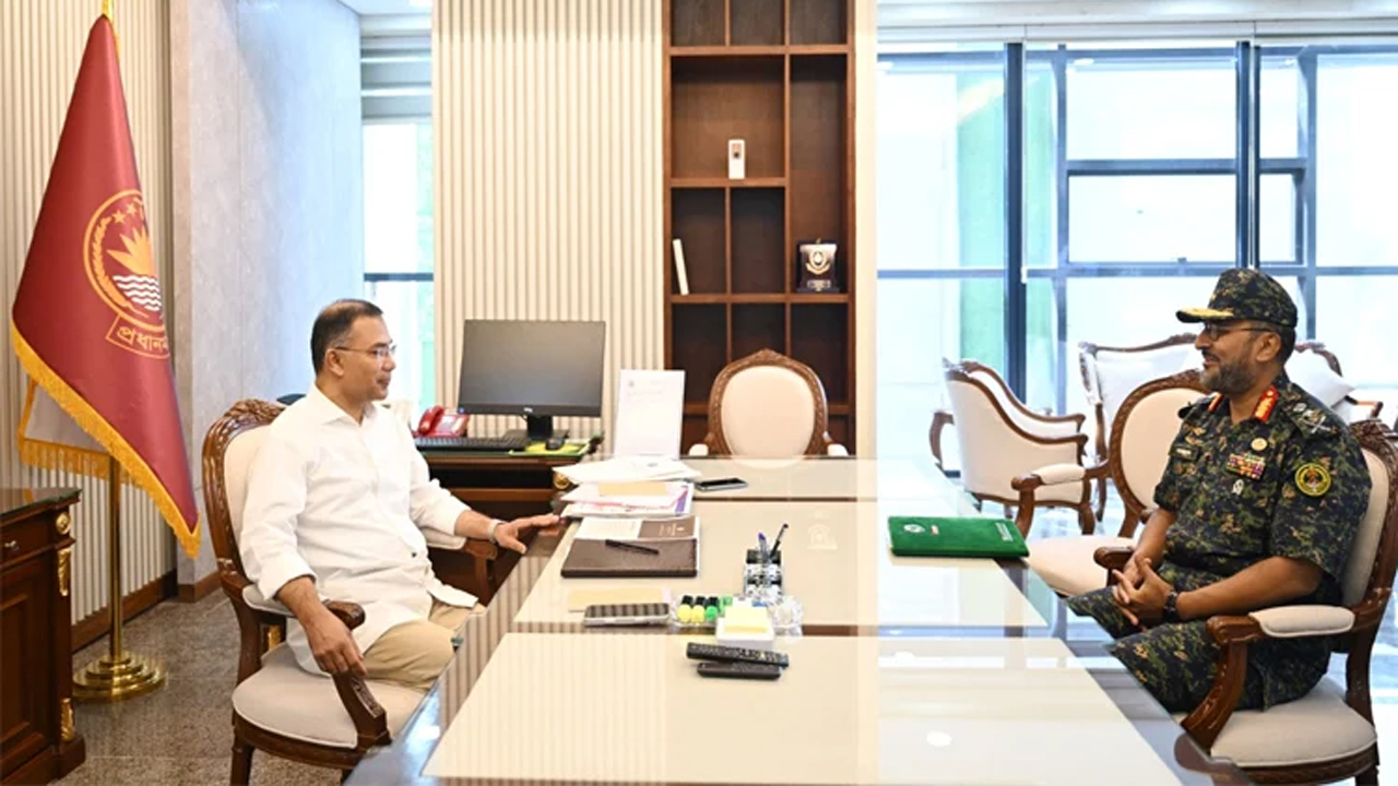 প্রধানমন্ত্রী তারেক রহমান ও আনসার-ভিডিপির মহাপরিচালক মেজর জেনারেল আবদুল মোতালেব সাজ্জাদ মাহমুদ