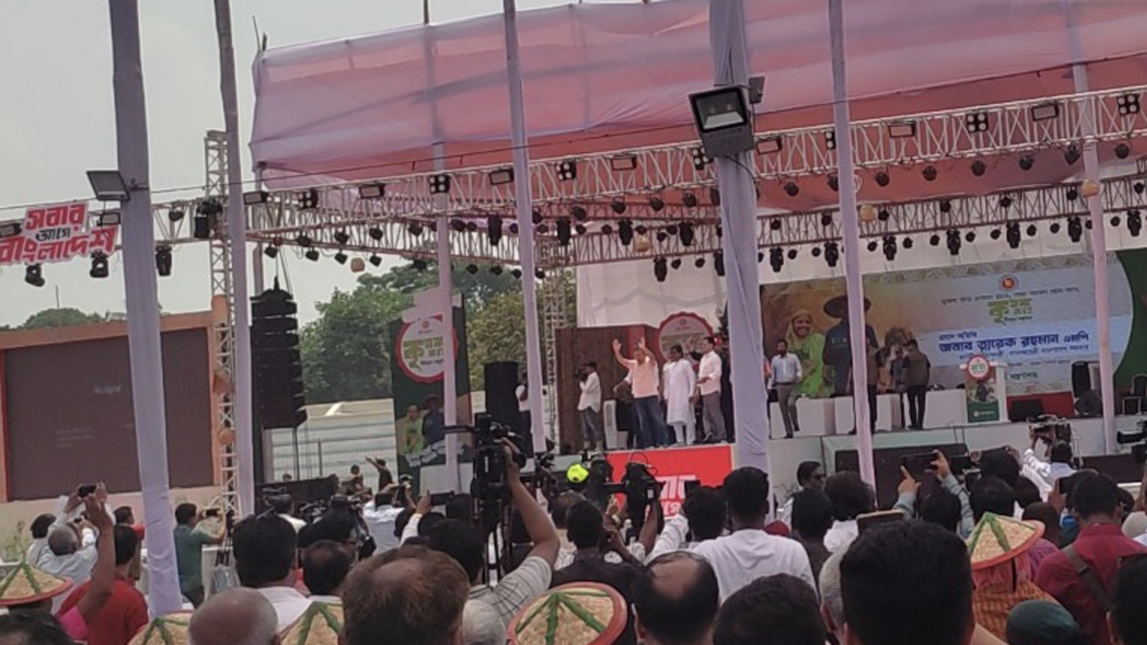 টাঙ্গাইলের শহীদ মারুফ স্টেডিয়ামে আয়োজিত অনুষ্ঠান মঞ্চে প্রধানমন্ত্রী