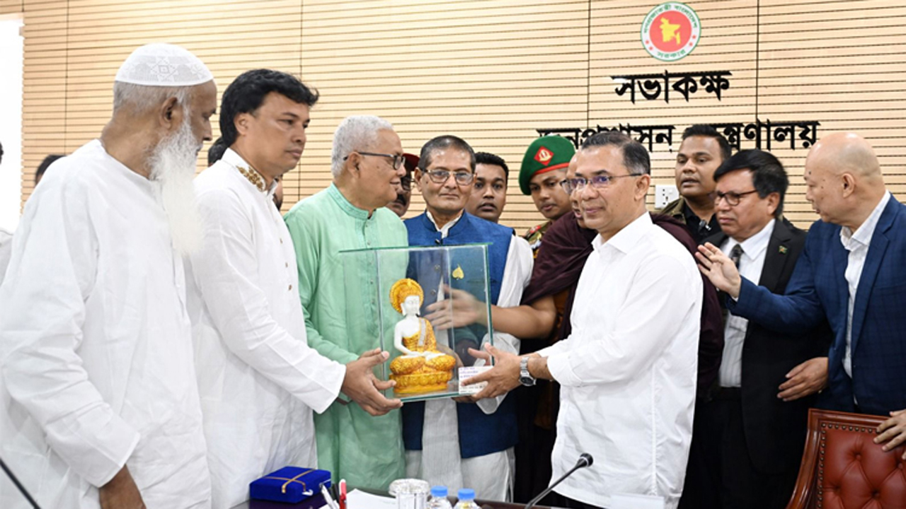 প্রধানমন্ত্রীর সাথে বৌদ্ধ সম্প্রদায়ের নেতৃবৃন্দের শুভেচ্ছা বিনিময়