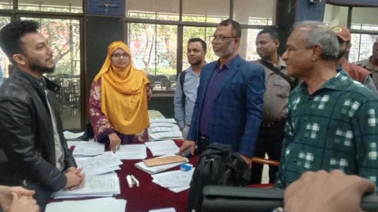 পুলিশ হেডকোয়ার্টার্সের অপারেশন কন্ট্রোল রুম পরিদর্শন করেছে স্বরাষ্ট্র উপদেষ্টা লেফটেন্যান্ট জেনারেল (অব.) মো: জাহাঙ্গীর আলম চৌধুরী