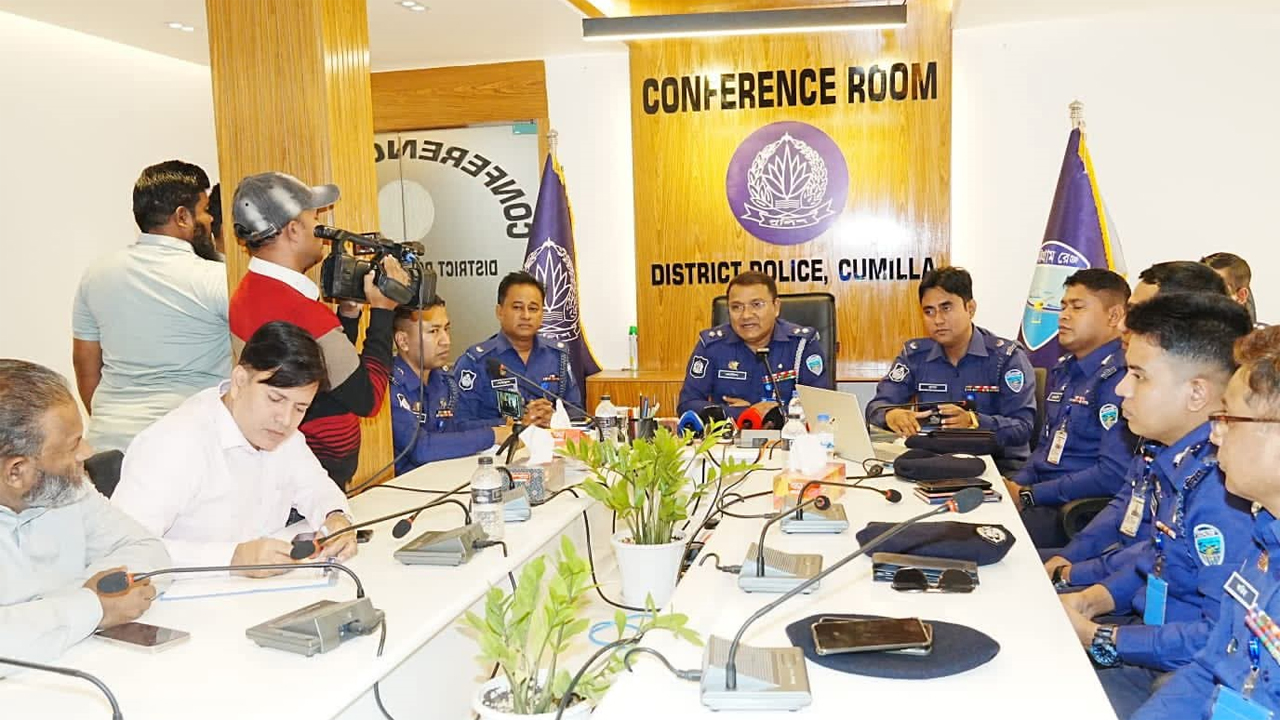 সাংবাদিকদের সাথে মতবিনিময় করেন কুমিল্লার নবাগত পুলিশ সুপার মো: আনিসুজ্জামান
