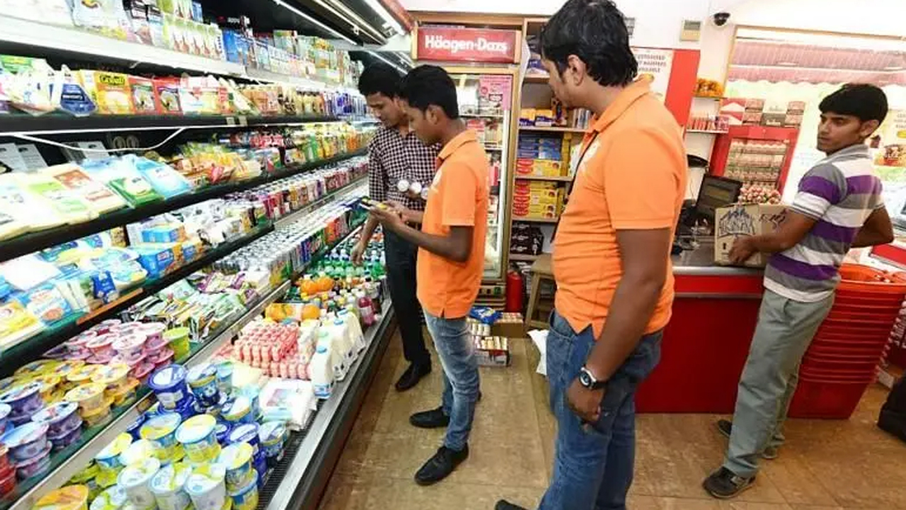 প্যাকেটজাত পণ্যের গায়ে থাকা কিউআর কোড স্ক্যান করে অনুমোদিত কিনা, সেটা যাচাই করা যেতে পারে