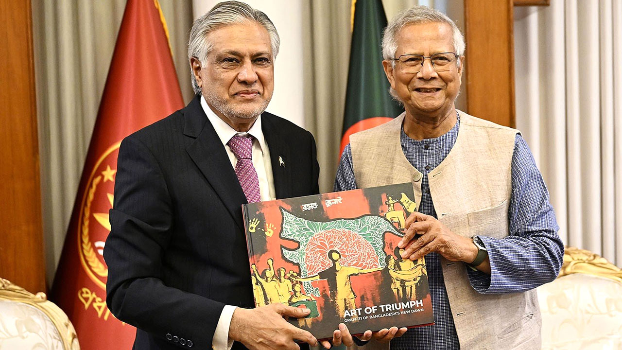 পাকিস্তানের উপ-প্রধানমন্ত্রী ইসহাক দারকে জুলাই অভ্যুত্থান নিয়ে বিশেষ বই উপহার দেন প্রধান উপদেষ্টা অধ্যাপক মুহাম্মদ ইউনূস