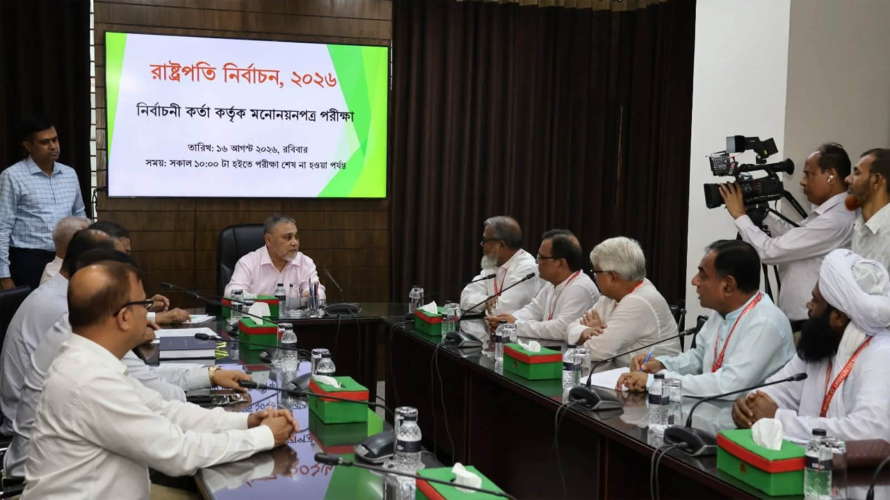 নির্বাচন ভবনে কর্নেল (অব.) অলি আহমদের মনোনয়নপত্র যাচাই-বাছাই শেষে বৈধতা ঘোষণা করেন সিইসি