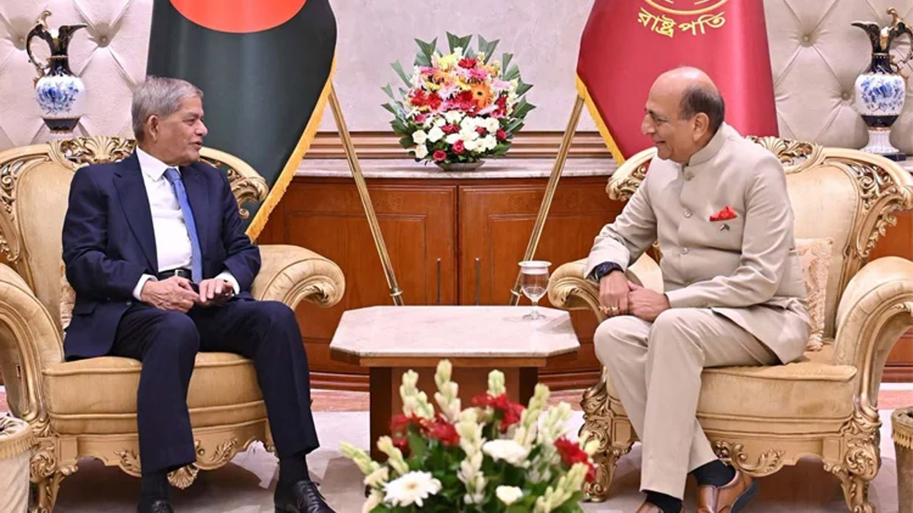 বঙ্গভবনে রাষ্ট্রপতি মির্জা ফখরুল ইসলাম আলমগীরের সাথে বাংলাদেশে নিযুক্ত ভারতের হাইকমিশনার দীনেশ ত্রিবেদী সৌজন্য সাক্ষাৎ করেন