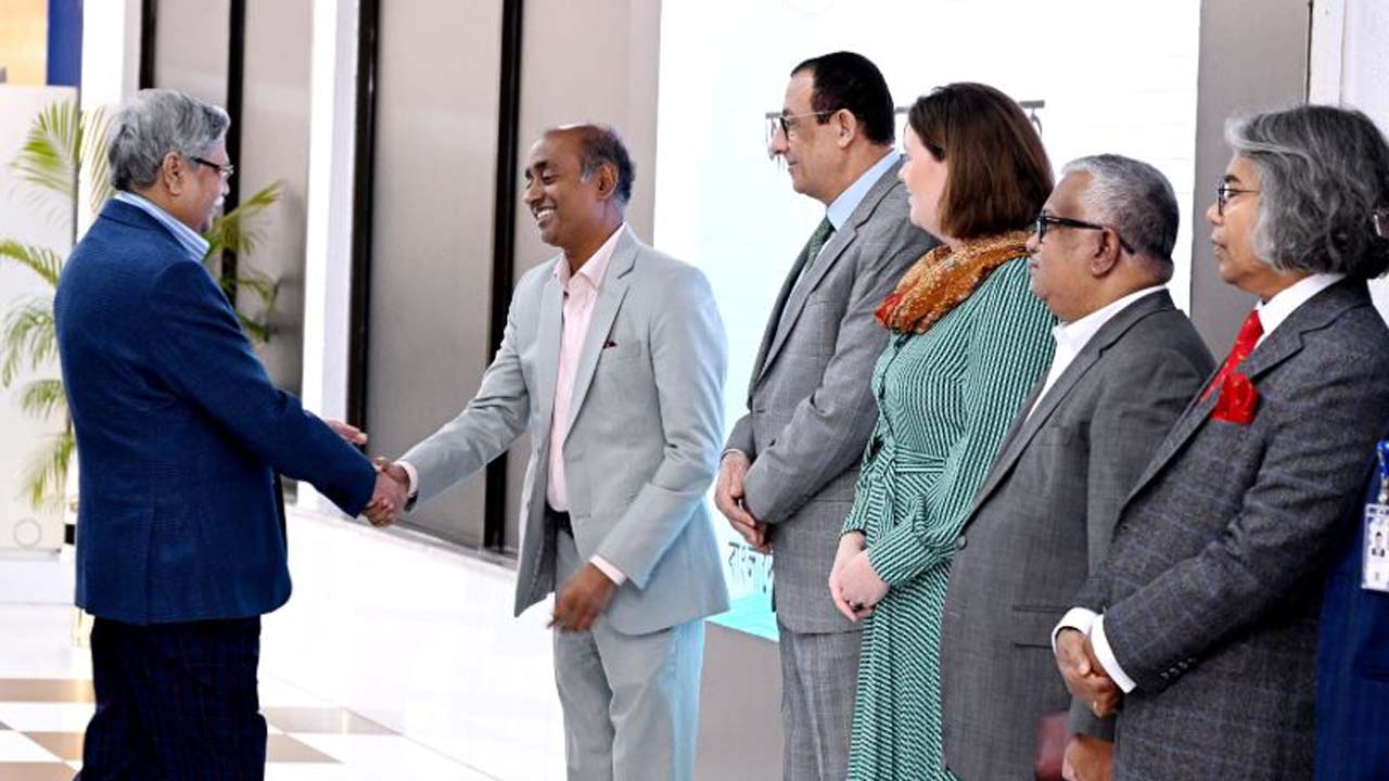 বিমানবন্দরে রাষ্ট্রপতি মো: সাহাবুদ্দিনকে স্বাগত জানান আইনমন্ত্রী মো: আসাদুজ্জামানসহ ঊর্ধ্বতন কর্মকর্তারা